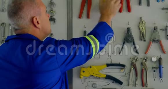 男工程师在4k机库拆卸各种工具视频的预览图