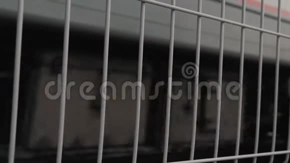 车站站台安全围栏铁路列车运行视频的预览图