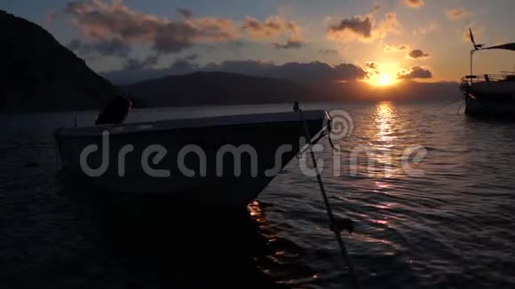 日落时停泊的小船慢行视频的预览图