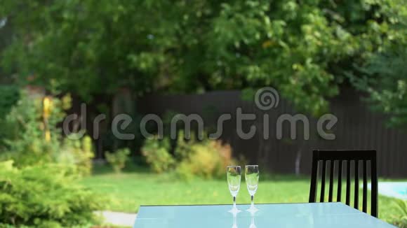 妻子提供两人桌户外浪漫晚餐准备约会视频的预览图