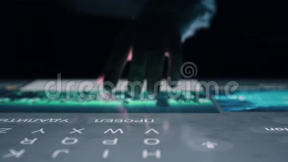 人在触摸屏互动桌上工作电脑动画屏幕视频的预览图