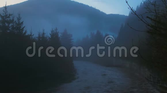 黑暗和雾中汹涌的山河视频的预览图