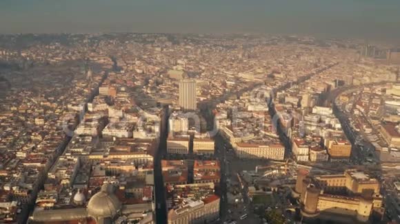 空中拍摄那不勒斯市从viaMedina街向北看意大利视频的预览图