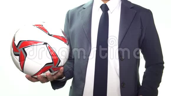 商人在白色背景前投掷足球或足球视频的预览图