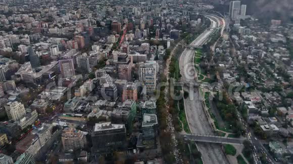 智利圣地亚哥日落时间随着高速公路的推移俯视视频的预览图