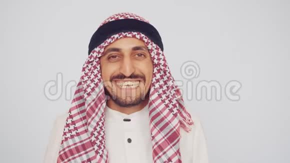 一个留着胡子和国服的男人微笑着享受这笔交易现代办公室里的阿拉伯人商业和成功视频的预览图
