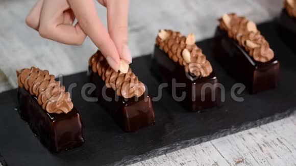 法式摩丝蛋糕俯视图木制背景上覆盖着巧克力釉的蛋糕有细腻风味的甜点视频的预览图