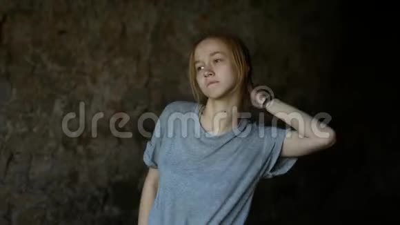 一个十几岁的女孩在树荫下跳舞视频的预览图
