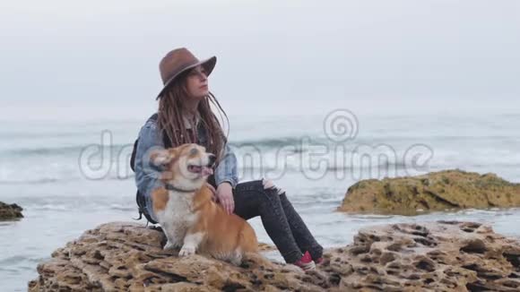 户外有科吉犬的女性视频的预览图