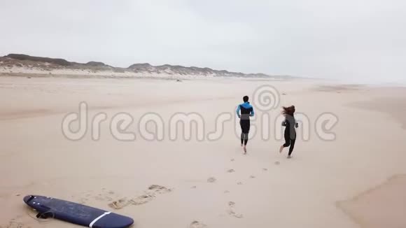一对友好的冲浪者在入海前奔跑视频的预览图