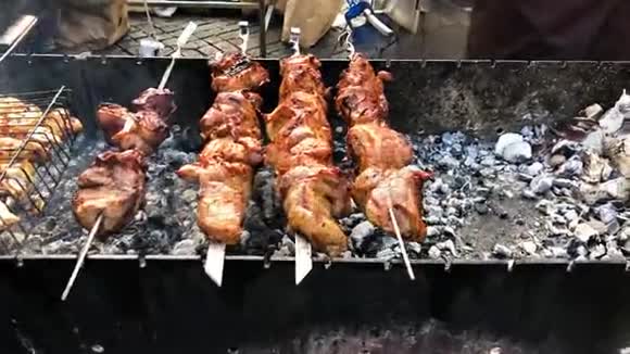 烤肉串上的肉街头美食肉在扦子上旋转烧烤时的食物烧烤准备美味的烤肉视频的预览图
