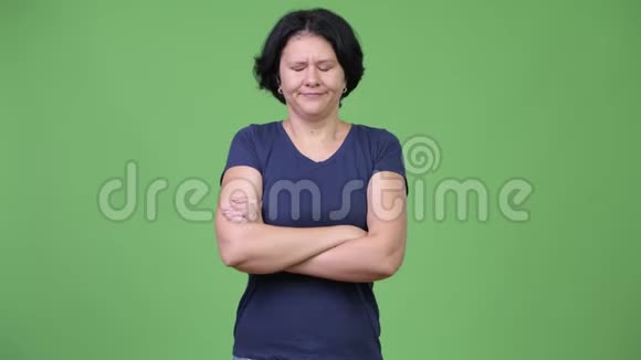 愤怒的女人短发交叉双臂视频的预览图