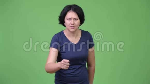 愤怒的短发女人在镜头前谈话视频的预览图