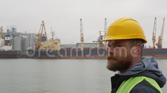 在船底留着胡子和头盔的海港工人视频的预览图