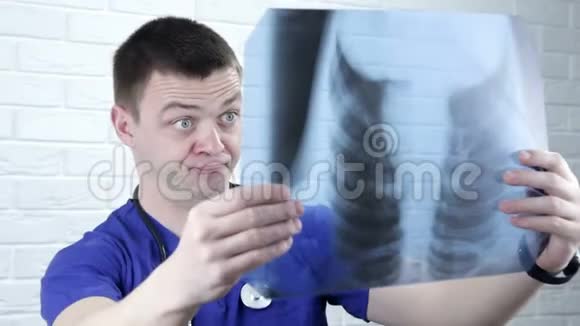 他办公室里的肺保健伦琴人和医学视频的预览图