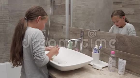 小女孩在浴室里用肥皂洗手视频的预览图