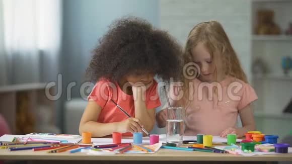 多种族的女孩子坐在餐桌前画画爱好艺术视频的预览图