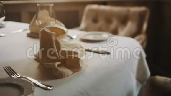 多利在餐厅里用温暖的色调特写了精美的餐桌视频的预览图