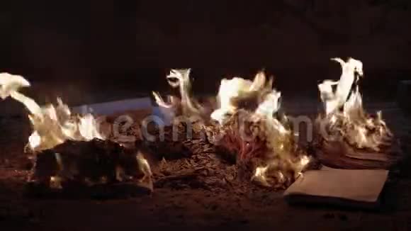 火焰燃烧着一堆与战争和破坏有关的文件视频的预览图