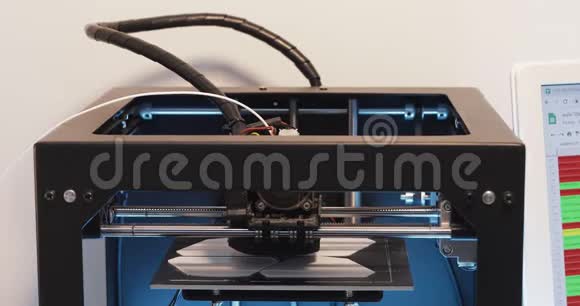 用塑料丝丝在3D打印机上打印现代3D印刷机视频的预览图
