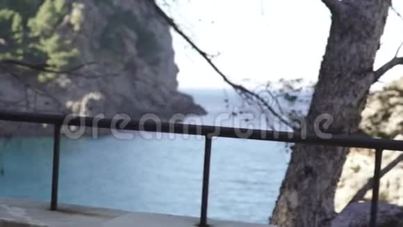 海底桥铁扶手艺术从铁扶手桥到岩石和蓝色的美丽景色视频的预览图