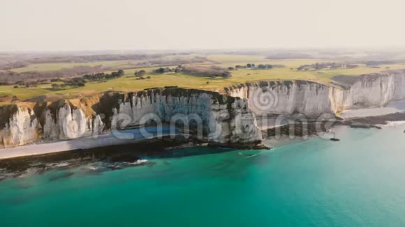 雄伟的空中全景蔚蓝的海岸线与史诗般的白色粉笔悬崖和绿色的田野附近的埃特雷特诺曼底视频的预览图