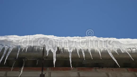 屋顶上挂着许多漂亮的冰柱视频的预览图