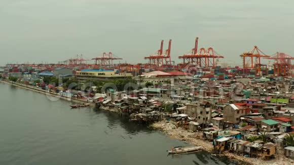 马尼拉的贸易港港口的货物起重机和集装箱视频的预览图