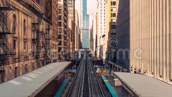 4伊利诺伊州芝加哥市中心建筑物之间到达火车站的列车的KUHD时间推移城市公共交通视频的预览图