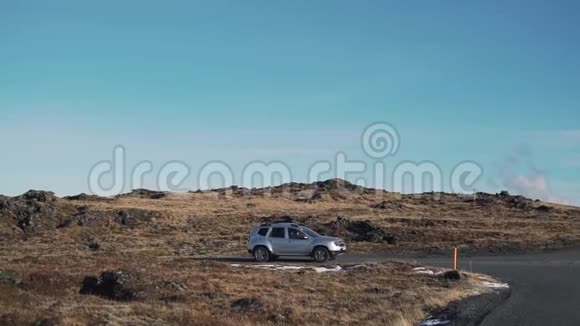 开着一条空荡荡的冰岛路视频的预览图