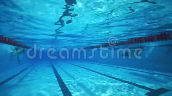 强壮的运动员在清澈的水疗池里游泳视频的预览图