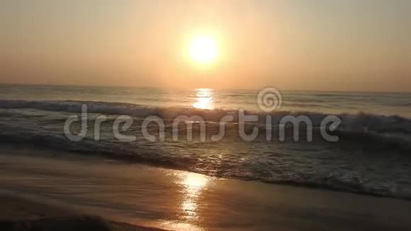 海面上的红色日落太阳触及地平线红色的天空黄色的太阳和令人惊叹的大海夏日晚霞海景大西洋海滩视频的预览图