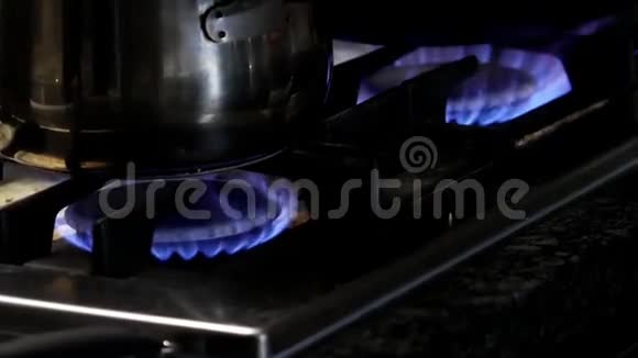 不锈钢锅在煤气炉上的运动视频的预览图