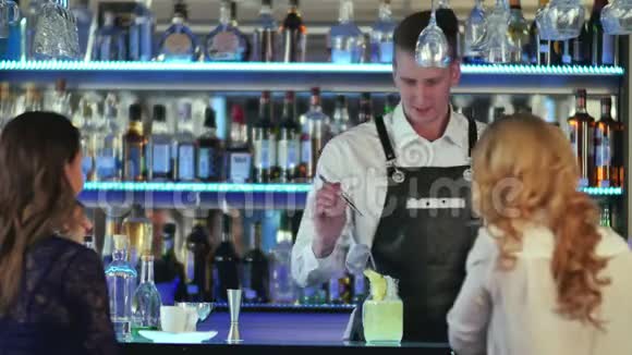 调酒师制作和装饰鸡尾酒视频的预览图