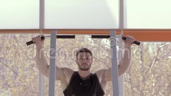 体育锻炼健身俱乐部力量训练时身体强壮的运动员视频的预览图