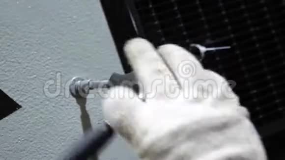 戴特殊手套的锁匠用扳手拧螺栓螺栓紧固专家特写视频的预览图
