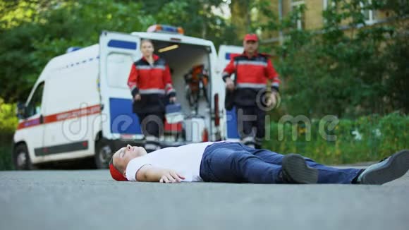 护理人员帮助昏迷的人躺在路上注射胰岛素视频的预览图