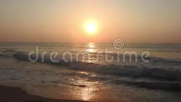 浪漫的日出在热带海滩上有红色的金色光芒海浪与浪漫的日落与海浪海浪视频的预览图