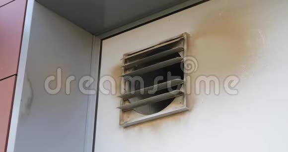 空气交流排气扇壁排气生锈旧金属视频的预览图