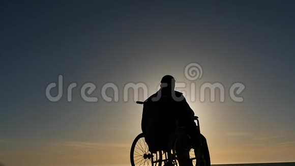 残疾人轮椅慢动作剪影视频的预览图
