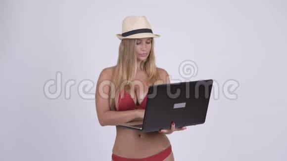 年轻漂亮的金发美女喜欢用笔记本电脑思考视频的预览图