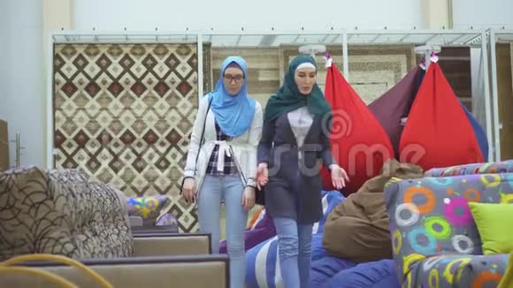 两名年轻的穆斯林妇女在家具店视频的预览图