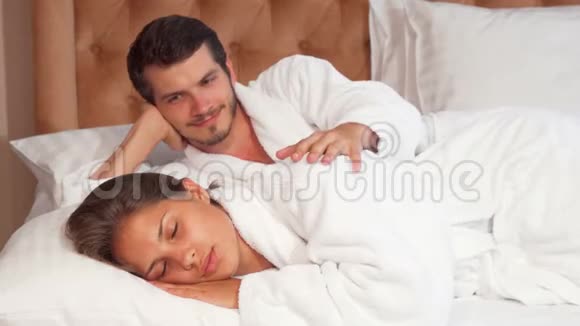 可爱的夫妇睡在床上视频的预览图
