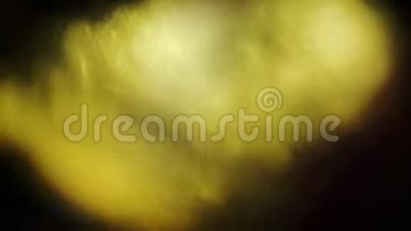梦幻般抽象的金色光脉冲在黑暗温暖的色调中发光视频的预览图
