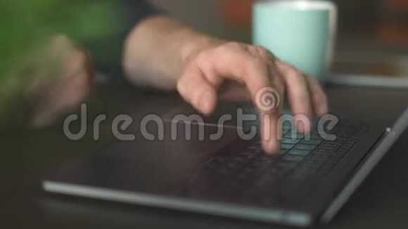 笔记本电脑上男性手打字的特写穿着整齐的男性手长而粗壮的手指在笔记本电脑上发短信视频的预览图
