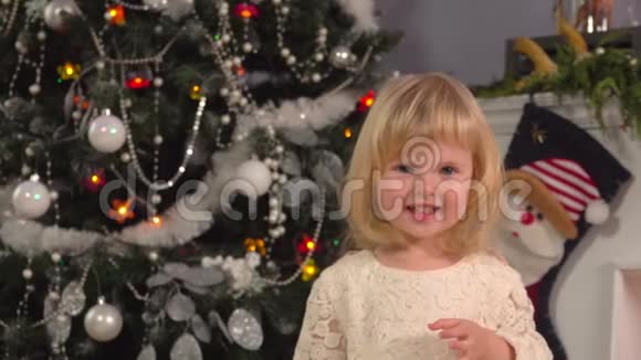 圣诞树背景上可爱的女孩视频的预览图