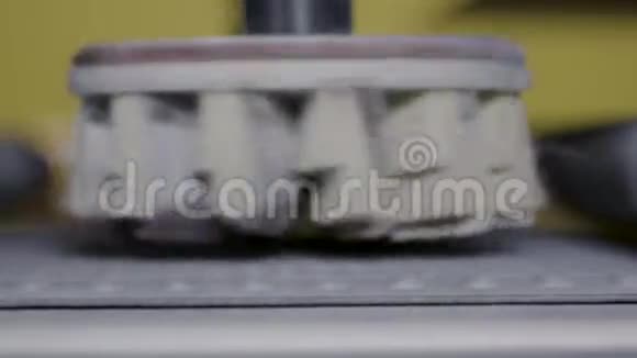 机器上旋转清洗刷行动工业机器刚毛刷喷嘴的特写刷子在里面旋转视频的预览图