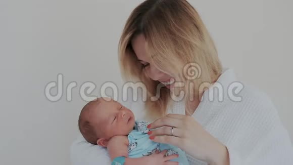 妈妈和她的新生儿快乐的妈妈和宝贝亲吻和拥抱生育观念为人父母母亲视频的预览图