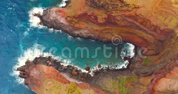 庞塔是圣洛伦科有五颜六色的层状岩层空中观景葡萄牙马德拉岛视频的预览图