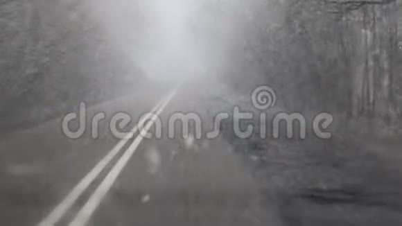 乘汽车在下雪的路上旅行当地道路上艰难的出行条件视频的预览图